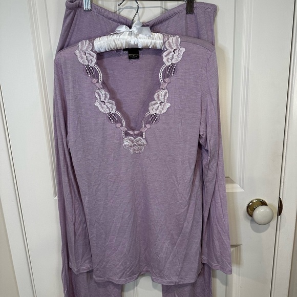 Natori Other - Natori Lilac Sleepwear with Lace Detail